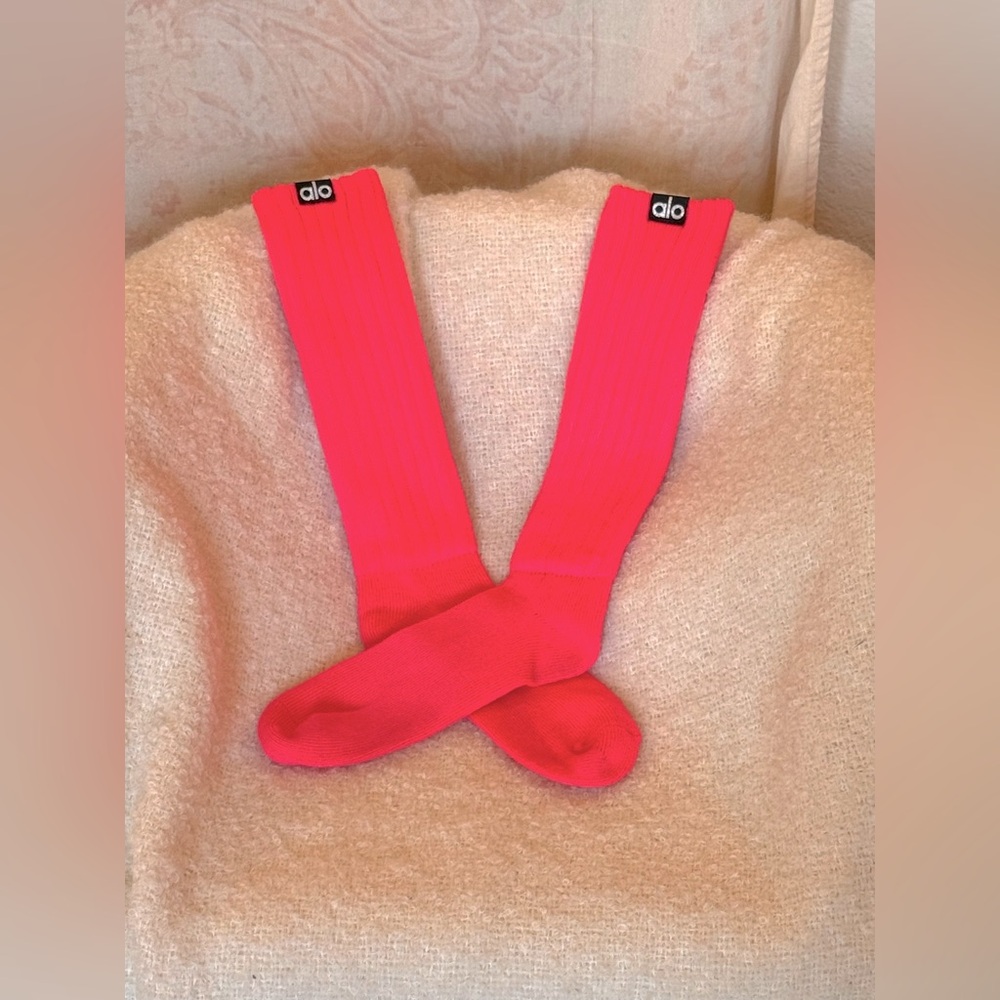 ALO Yoga unisex scrunch socks in Hot Pink NWOT